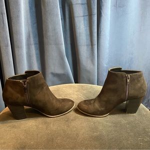 Old Navy Basic Heeled Bootie in Black Suede